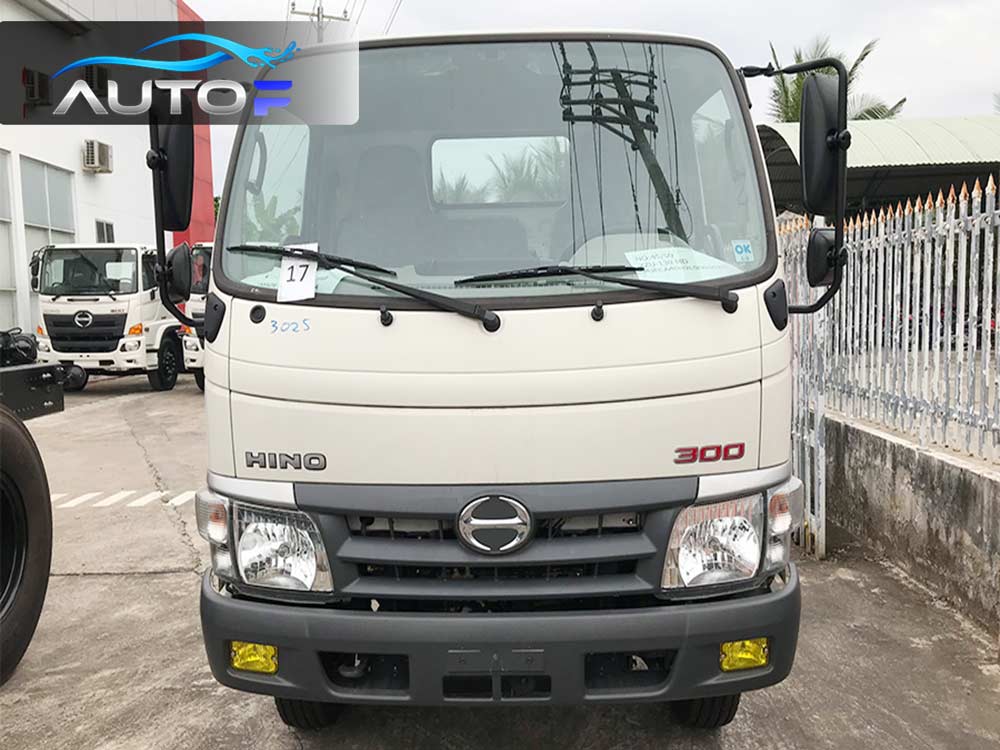 Xe tải Hino XZU342L (3.5T & 5T - dài 4.5m) thùng kín inox